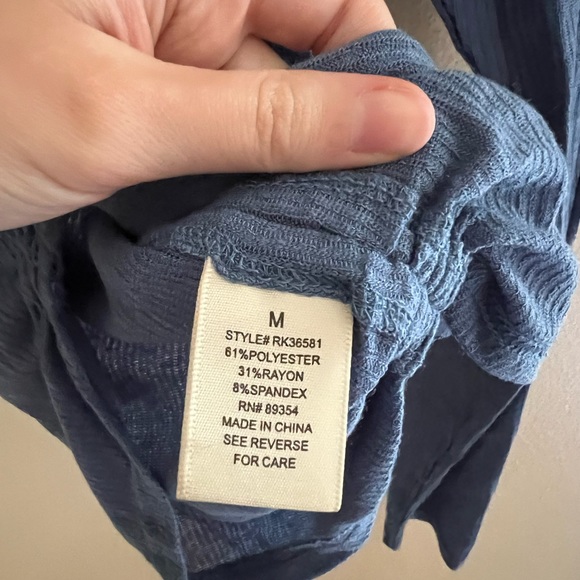 🔹NO COMMENT: Junior girl size M, blue long sleeve, scrunched top w/tie, v-neck. - Picture 3 of 7